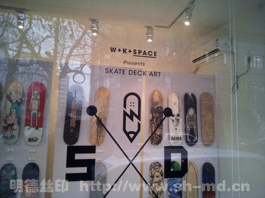 現(xiàn)場(chǎng)玻璃櫥窗絲印